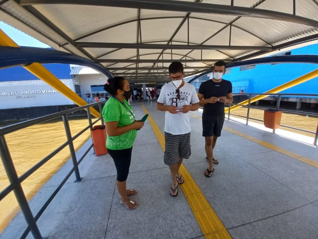 Sesan faz campanha de educação ambiental sobre acondicionamento do lixo no Terminal Hidroviário Ruy Barata. Foto: Ascom SeMOB.