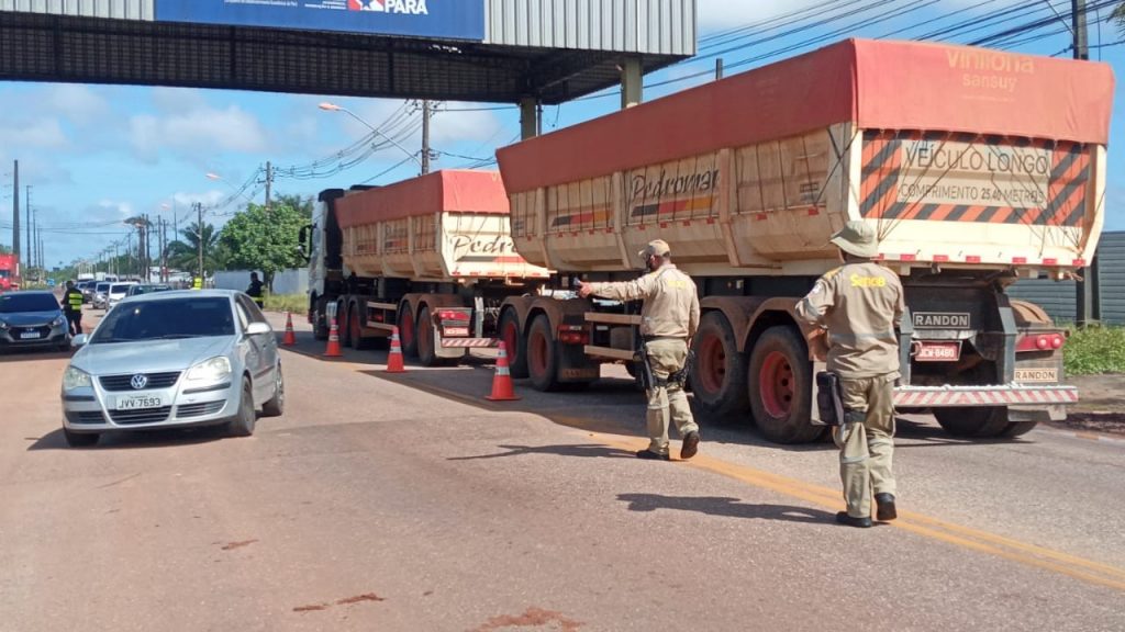 Agentes de trânsito da SeMOB dando apoio na barreira de Outeiro, no sábado (17). A operação foi feita em conjunto com as forças policiais do Estado e Prefeitura. Foto: Ascom SeMOB.