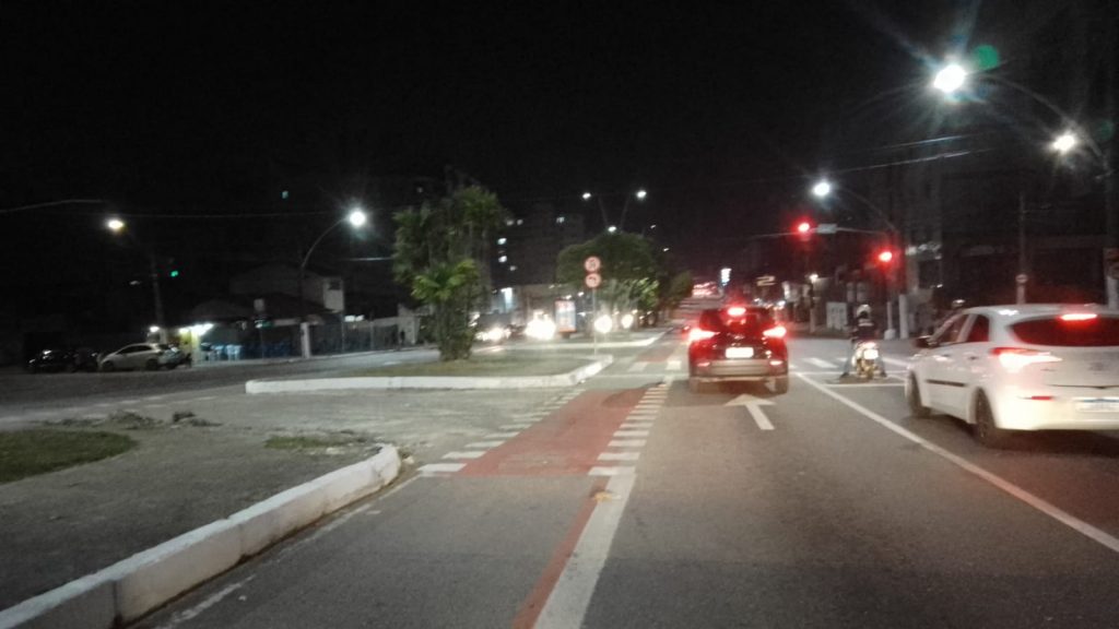 Ronda noturna na ciclofaixa da avenida João Paulo II
