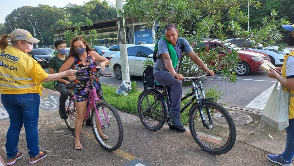 Sheila Oliveira leva o filho para a escola e redobra a segurança transitando na ciclofaixa