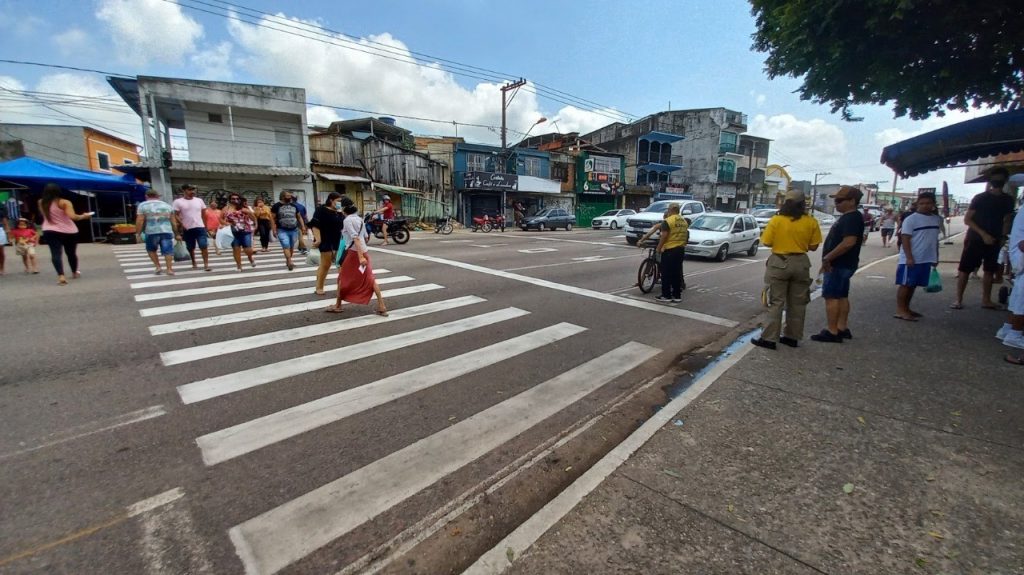 Orientação a pedestres na faixa da Pedro Álvares Cabral