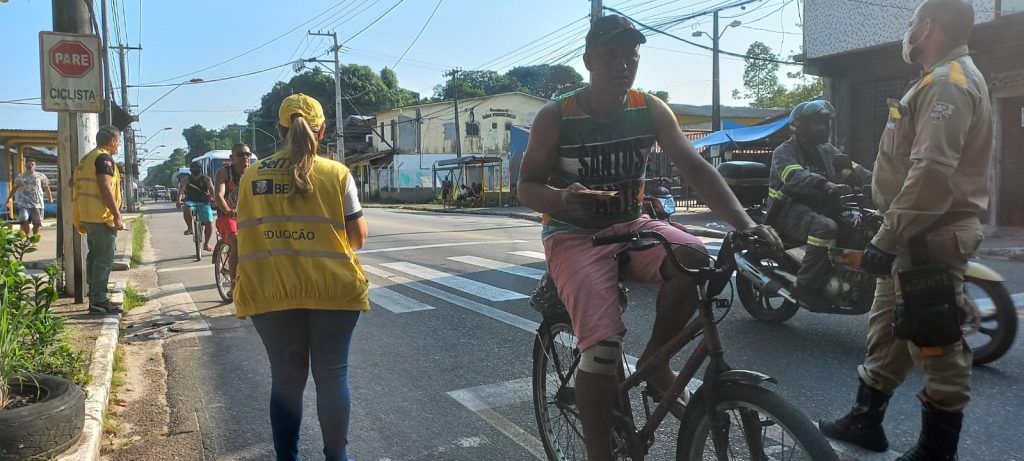 A blitz educativa da SeMOB aconteceu na manhã desta sexta-feira, 24, na ciclofaixa e faixa de pedestre da Avenida Artur Bernardes, em frente ao posto de saúde da Pratinha I.