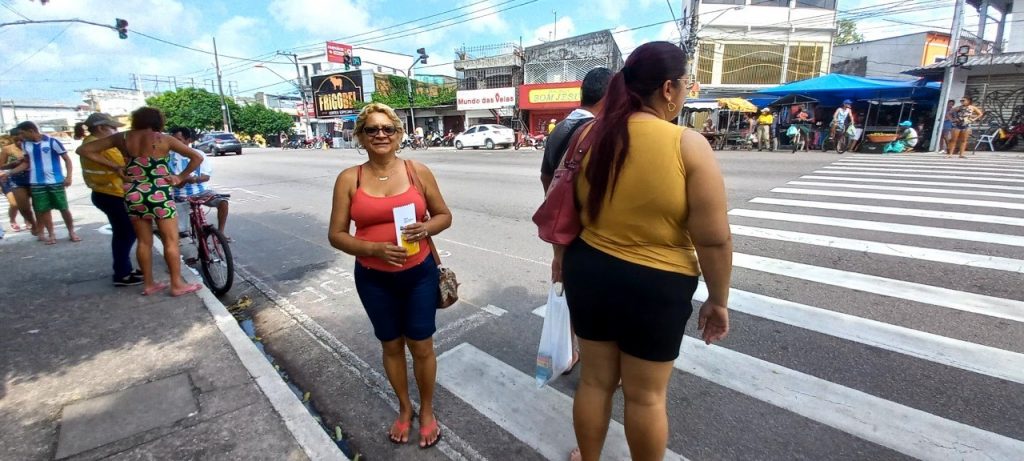 Cabeleireira Leolina da Silva Ribeiro atravessa na faixa pela sua segurança