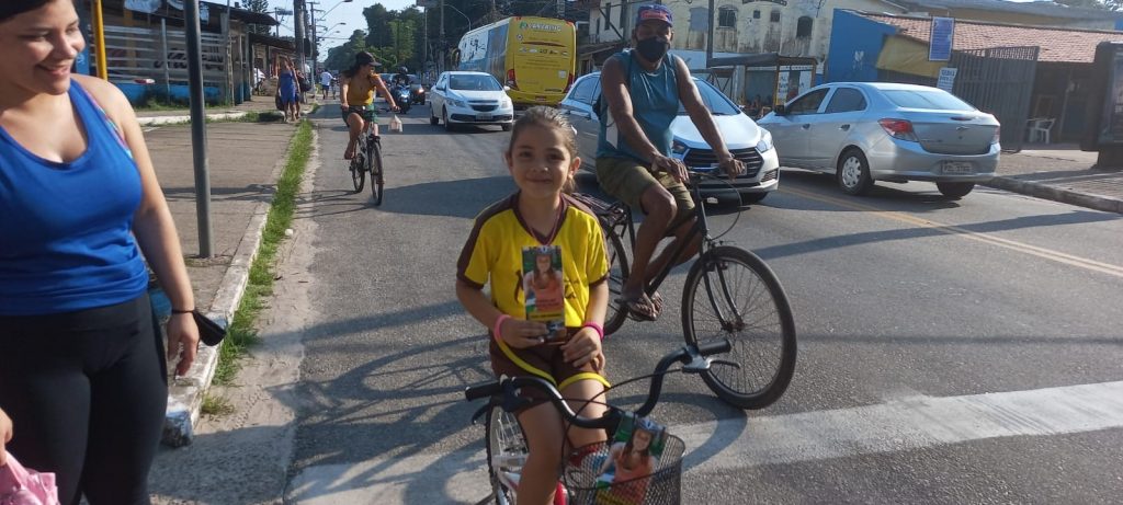 A jovem Maria Isis vai todos os dias de bicicleta pra escola sob o cuidado da mãe,  Ana Carolina.