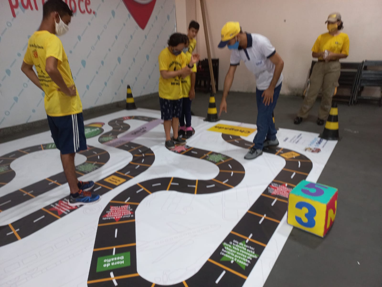 Jogos interativos de trânsito atraem crianças no Espaço Kids do