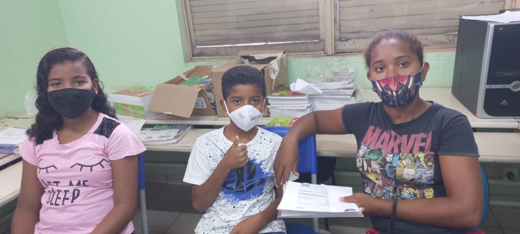 A agente de saúde Conceição Silva aproveitou um tempinho para levar os filhos Alexander Silva Ferreira , 11 anos, e Samara de 14 anos, para solicitar a carteirinha estudantil.