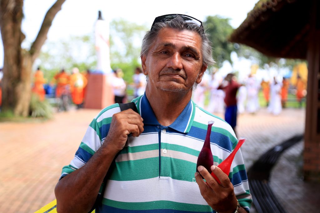 O vendedor ambulante Raimundo Couto já viu diferença na iluminação renovada da orla.