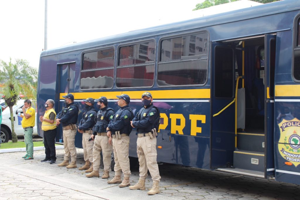 Ação de prestação de serviços durante a abertura da Semana Nacional de Trânsito: Policia Rodoviária Federal foi um dos parceiros do evento