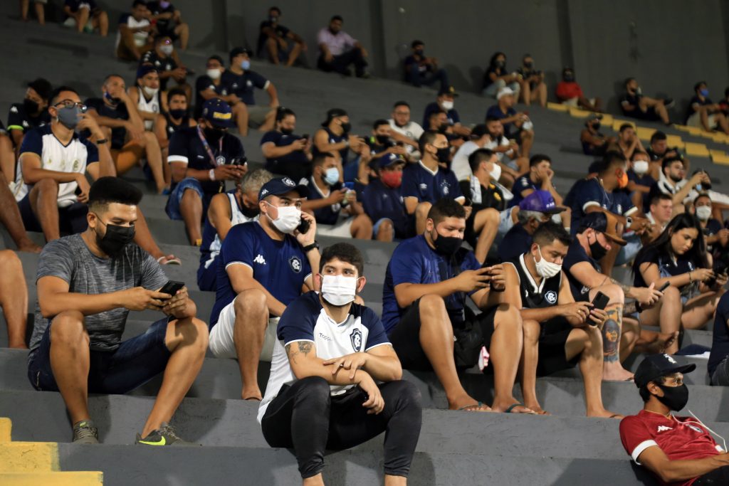 Torcedores do Remo mantêm uso de máscara dentro do estádio