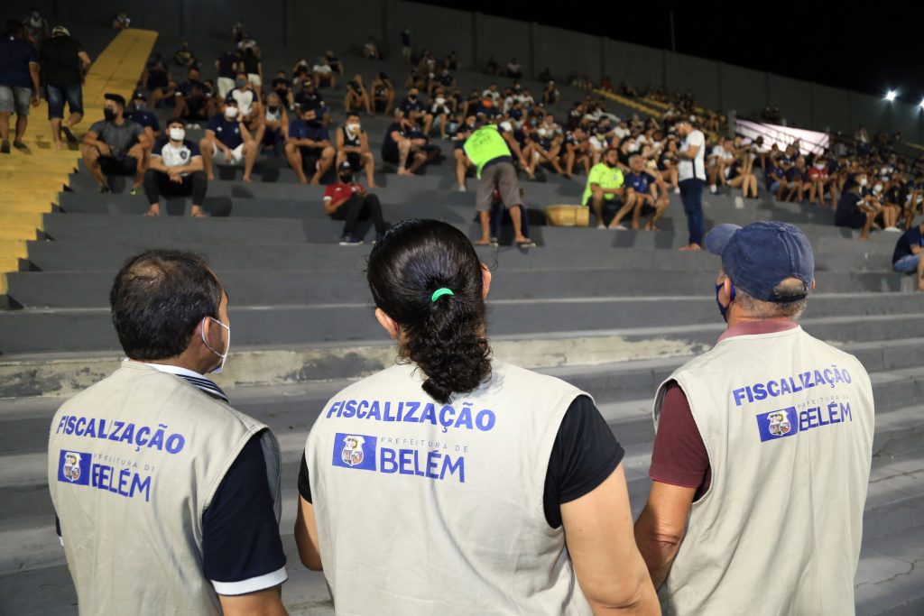 Fiscalização de agentes da vigilância sanitária dentro do estádio Baenão durante partida entre Remo e Galvez