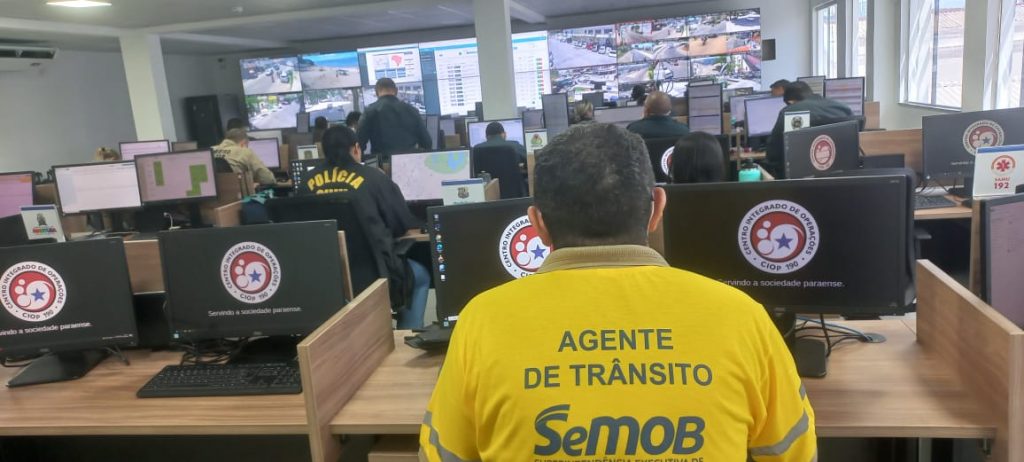 Agentes da Semob atuam no videomonitoramento da cidade no CIOP