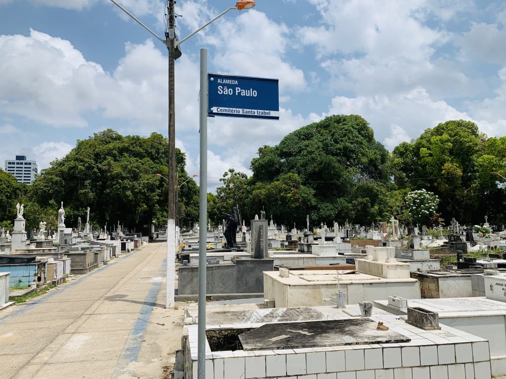 Novas placas de identificação nas alamedas do cemitério Santa Izabel facilitam o acesso e deslocamento dos visitantes.