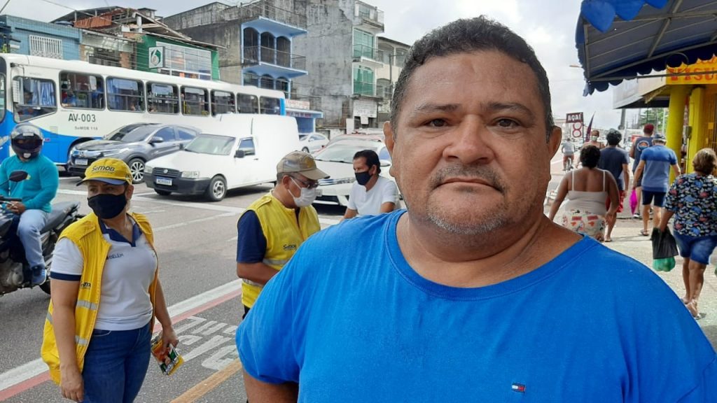 O caminhoneiro José Maria Dias atravessa na faixa e presta atenção no semáforo. "Faço a minha parte".