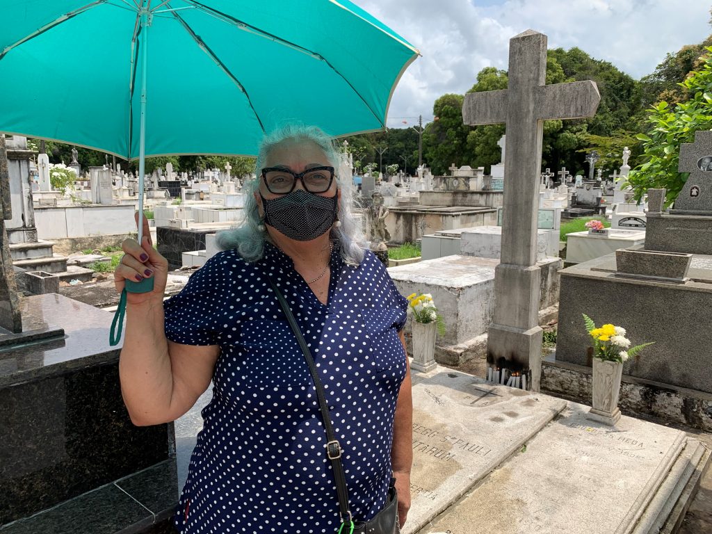 A aposentada Filomena da Paz antecipou a visita ao cemitério Santa Izabel e elogiou o trabalho da nova administração.