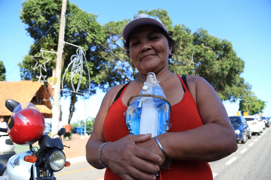 A diarista Rosiane Corrêa do Silva, 47, reside no Paracuri I e estava ansiosa para vivenciar mais um Círio. Era a oportunidade para homenagear e agradecer pela graça alcançada há 17 anos: ter a casa própria.