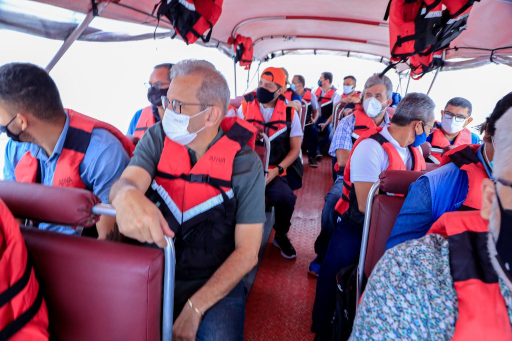 Profissionais da saúde, que trabalham em Outeiro são transportados em barco disponibilizado pela Sesma para o trajeto Icoaraci/ Outeiro, diariamente