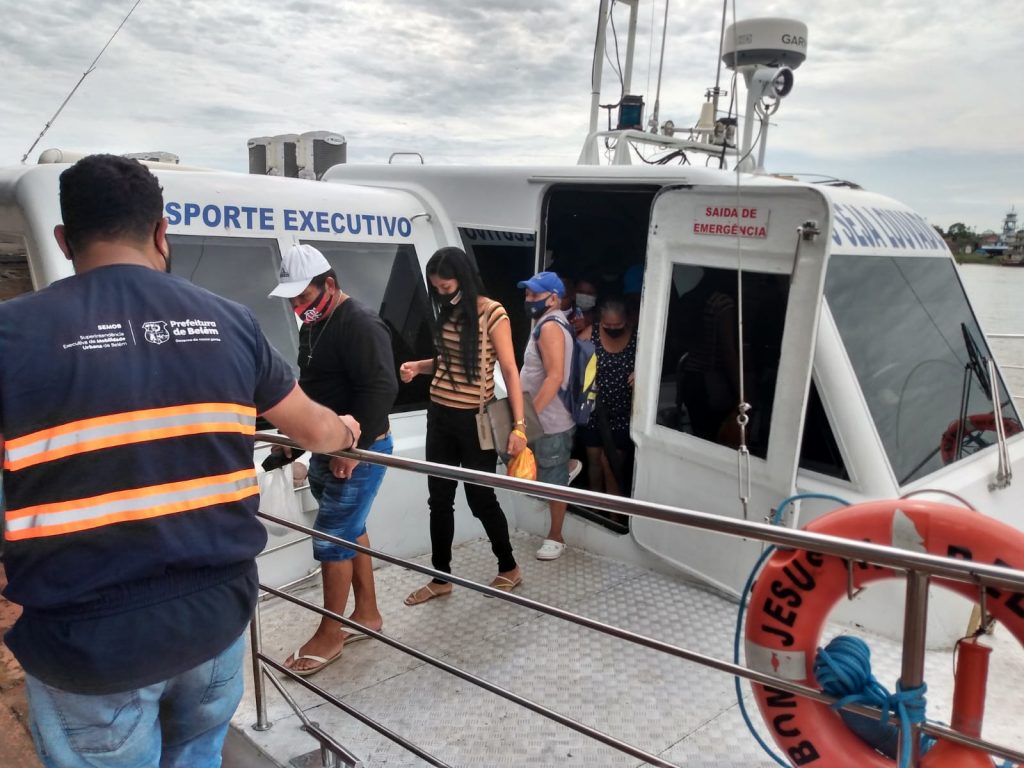 Agentes auxiliam o embarque e desembarque de moradores de Outeiro no catamarã
