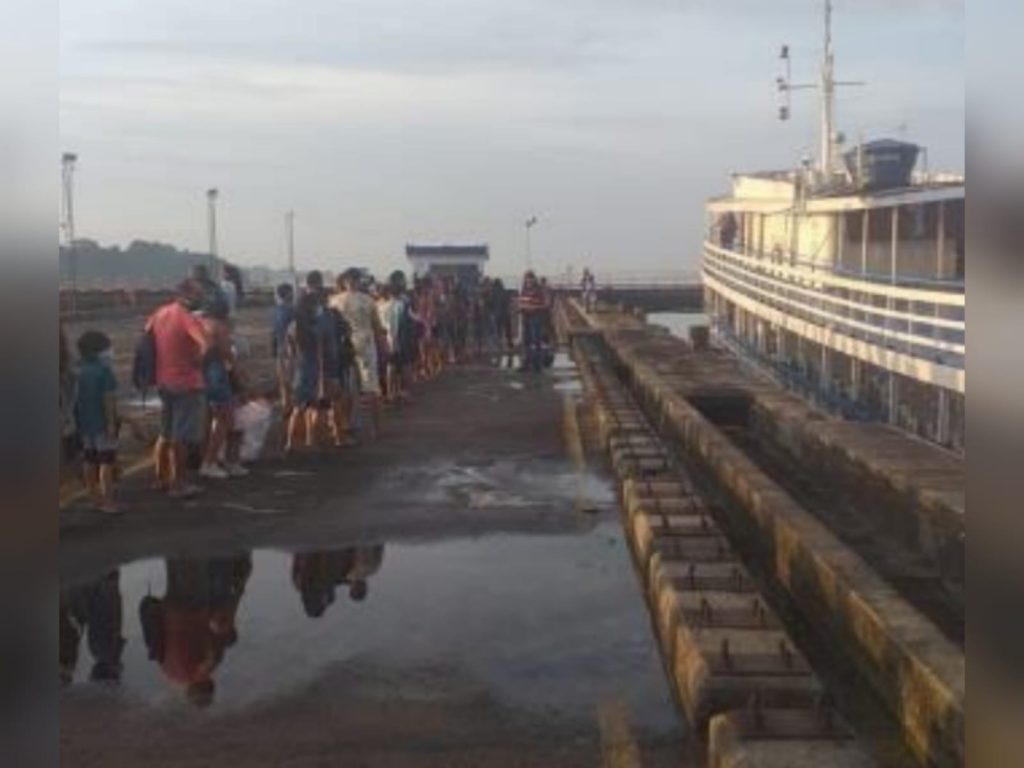 Agentes organizaram filas na rampa de Outeiro para embarcar na balsa rumo a Icoaraci e garantir a segurança dos passageiros no momento do embarque