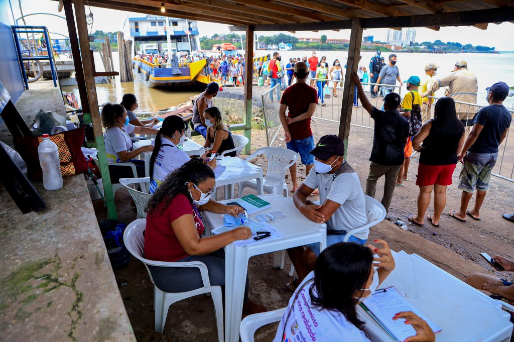 rofissionais de saúde reforçam o esquema de vacinação para população de Outeiro