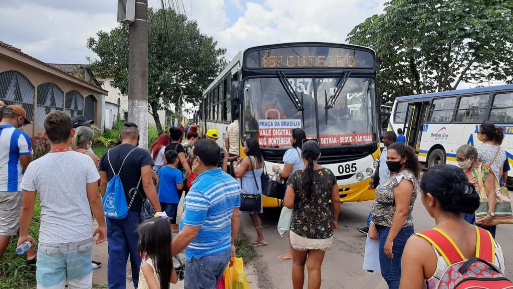 Passageiros da balsa em Icoaraci embarcando nos ônibus para Belém