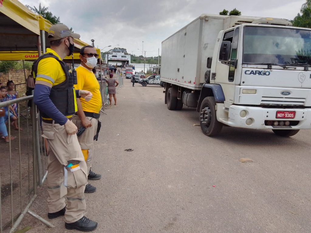 Agentes da Semob fiscalizam e organizam a travessia dos veículos nos locais de embarque em Outeiro