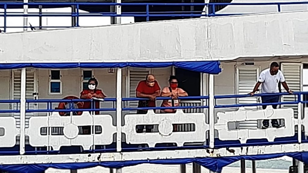 Embarque de passageiros no navio Bom Jesus VI, saindo do Porto da Sotave (CDP), às 14h30.