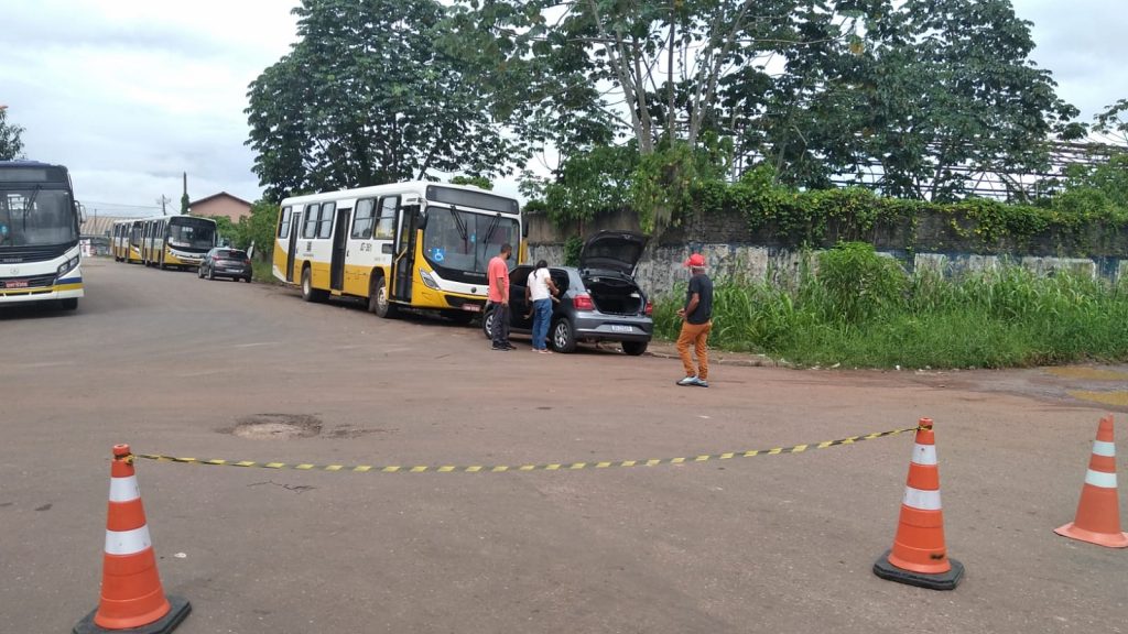 Ponto de ônibus no aguardo do desembarque dos passageiros em Icoaraci