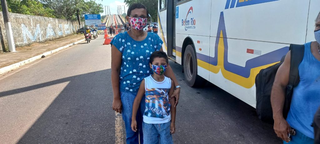 Adriana Alves não teve dificuldade para pegar ônibus neste sábado de carnaval.