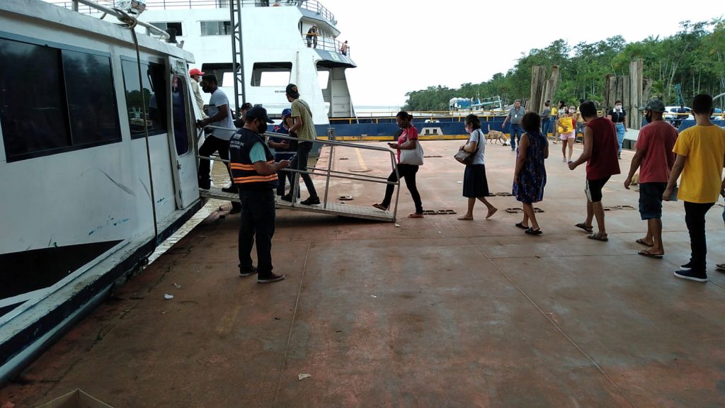 Agentes da Semob orientam e organizam o embarque e desembarque no catamarã, destinado à travessia para população de Outeiro