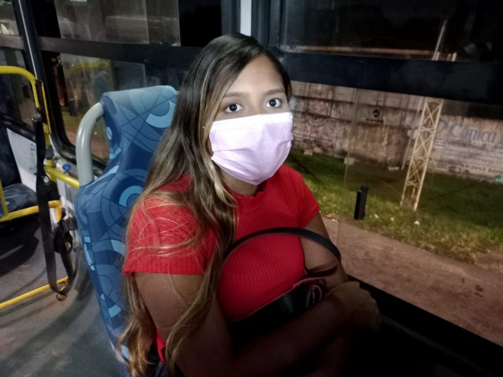 Késia Moraes está satisfeita com a oferta de ônibus, principalmente, nos primeiros horários, pois, precisa sair muito cedo de casa.