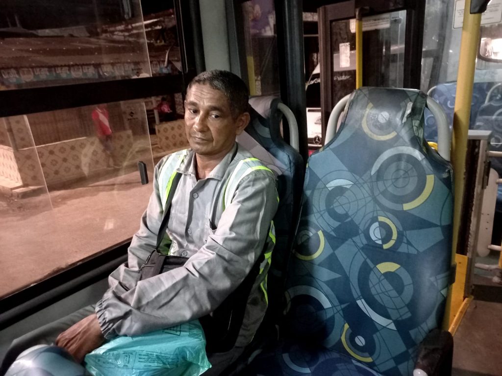 Nem bem amanheceu e o pedreiro José Silva já estava dentro do ônibus. "Agora está muito melhor".