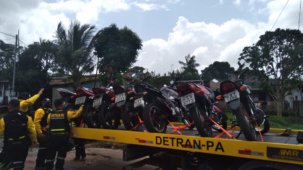 Oito motocicletas com documentação irregular foram recolhidas durante a fiscalização dos agentes públicos de trânsito