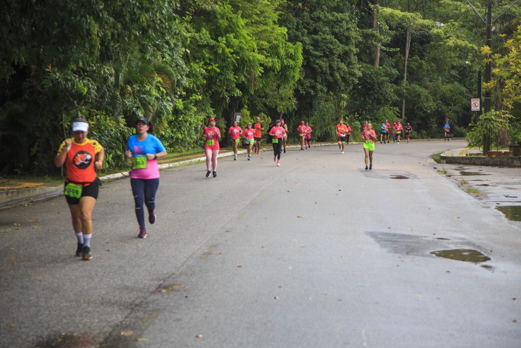 Atletas da corrida Só Delas fazem 7k de percurso no campus da UFPA, no bairro do Guamá