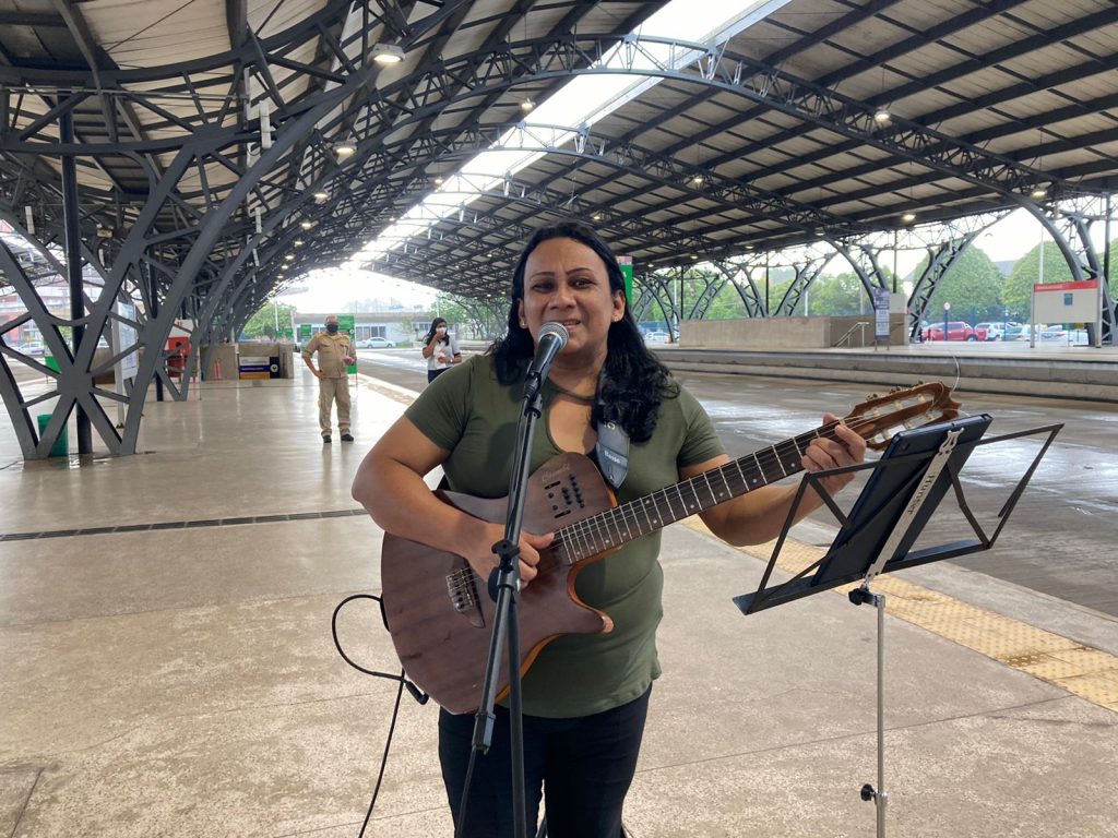 A cantora Roberta Alves Brito apresentou em show de voz e violão clássicos da MPB no Terminal Mangueirão no final da tarde de ontem, 8.