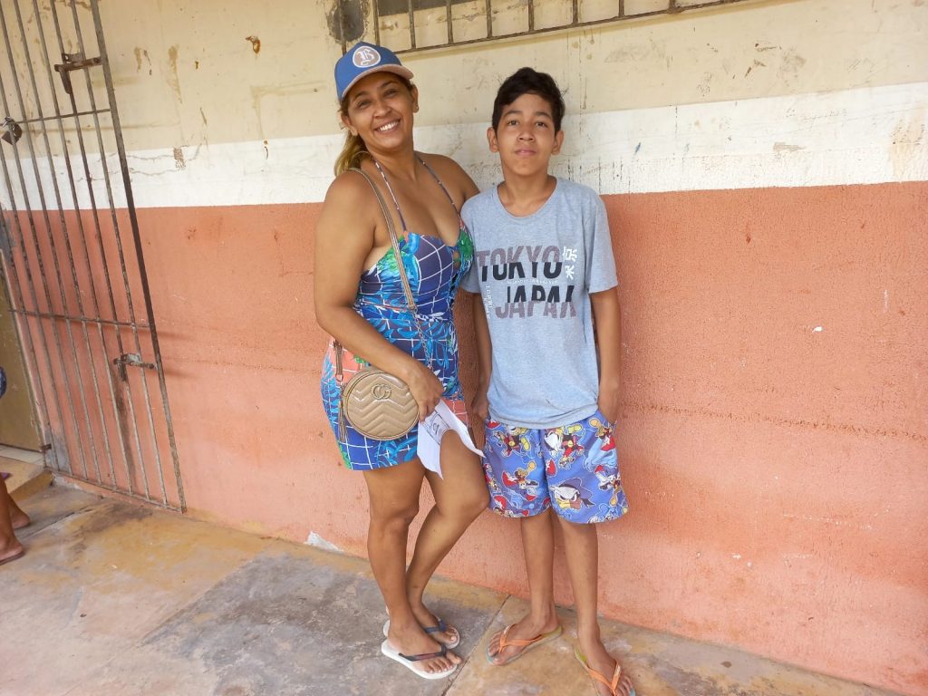 A dona de casa Neiliane Caroline Silva se apressou em levar o filho Luiz Miguel Silva Pinheiro 13. “Já era para ter solicitado, mas, com a nossa dificuldade de locomoção por causa da ponte, desisti",