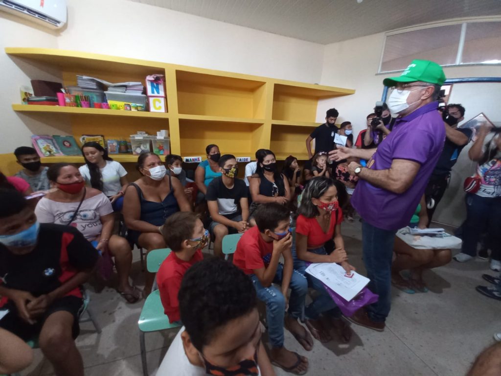 Prefeito Edmilson Rodrigues visitou a Escola Pedro Demo e conversou com as mães e alunos da meia passagem.