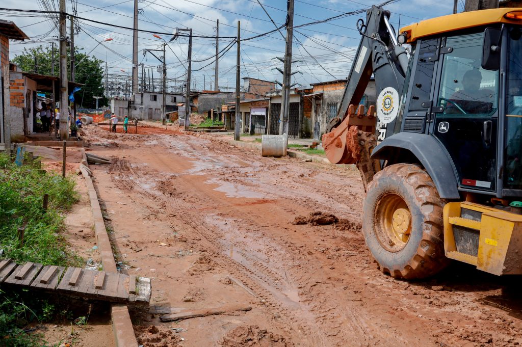 O serviço de drenagem e pavimentação da Prefeitura de Belém na Celso Malcher é entre as passagens Liberdade e do Arame, na Terra Firme