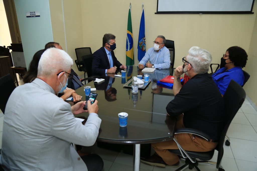 O encontro foi realizado no Gabinete Municipal e teve o objetivo de buscar uma cooperação entres instituições e esferas públicas.