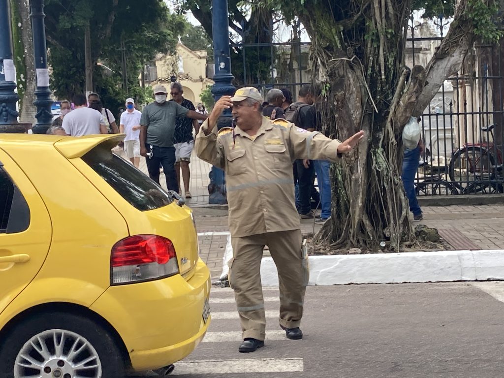 O agente de trânsito Guilherme Cabeça também atuou na garantia da segurança da população, na travessia de pedestres na faixa que dá pra entrada do Cemitério Santa Izabel, na avenida José Bonifácio.