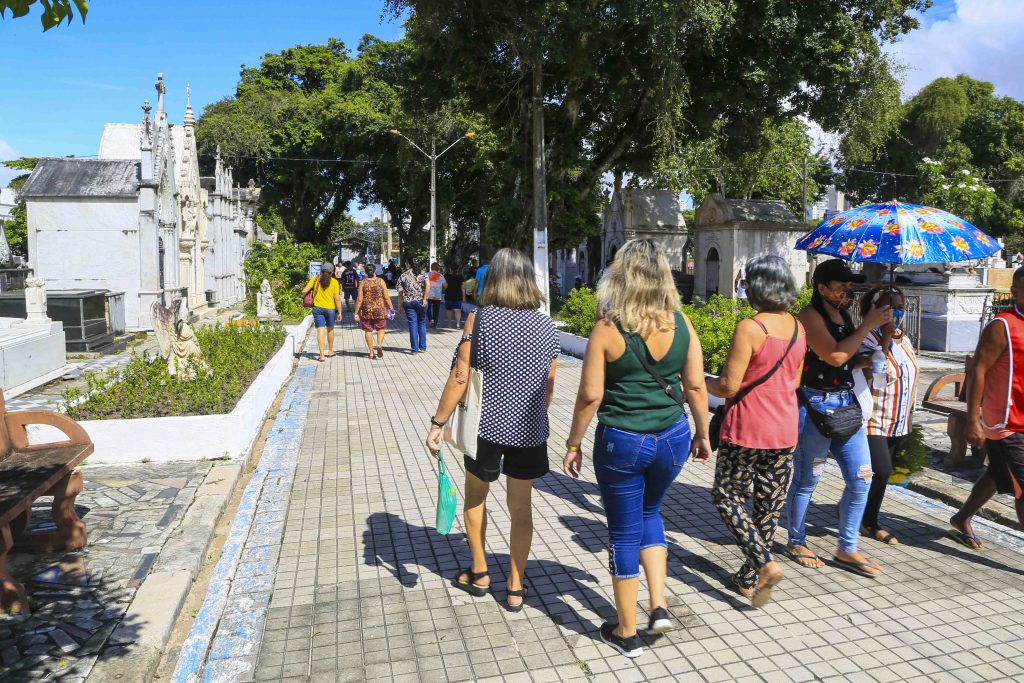 No cemitério São Jorge, na Marambaia, o fluxo de pessoas foi expressivo na véspera do Dia das Mães
