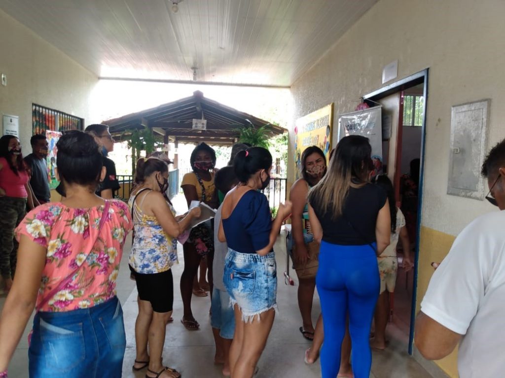 Várias pessoas compareceram à Escola Pedro Demo, em Outeiro, a fim de receber os cartões requeridos nas ações realizadas pela Semob