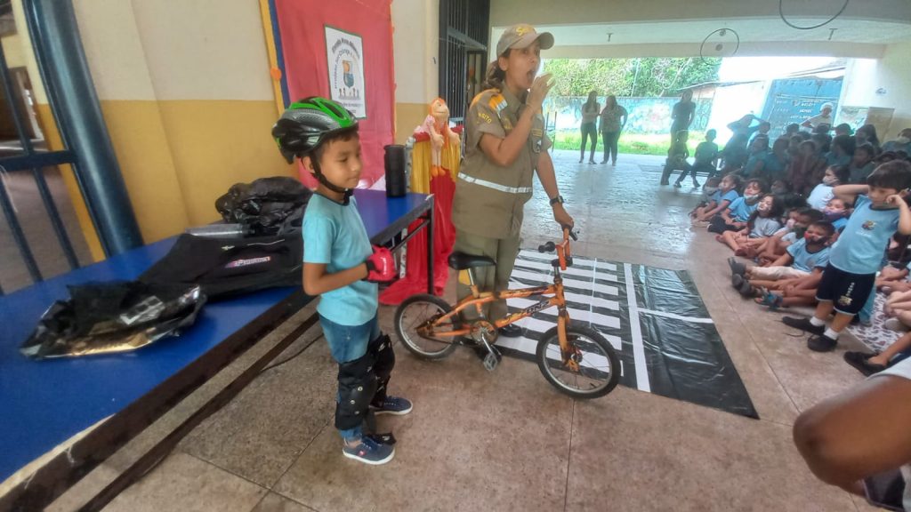 Crianças aprenderam quais itens de segurança são necessários para andar de bicicleta