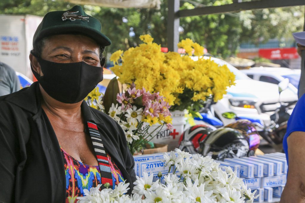 A florista Solange da Silva espera boas vendas neste final de semana do Dia das Mães