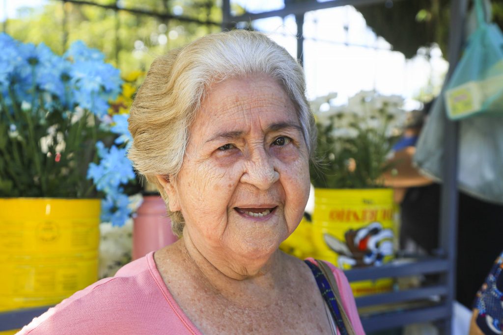 A aposentada Cecilia Reis aproveitou a movimentação do cemitério Santa Izabel para prestar homenagem à mãe