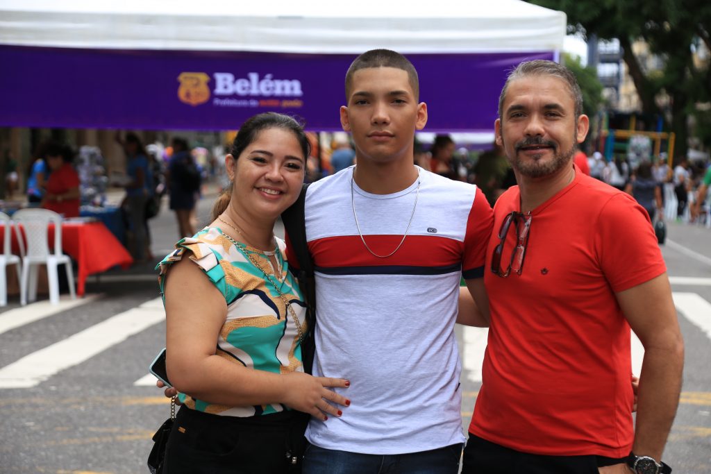 A professora Meilicy Araújo e a família, de Fortaleza, aproveitaram o domingo na Avenida Cultural