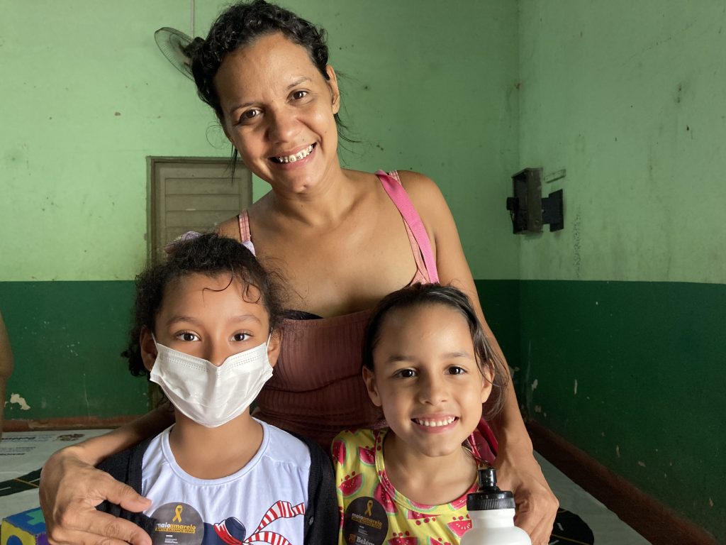 A dona de casa Luciana Costa foi aproveitar a programação do Maio Amarelo acompanhada da filha Mariana, 6 anos e de sua colega