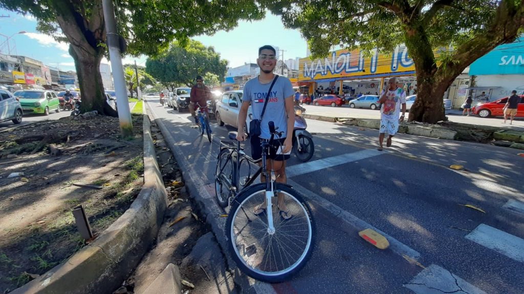 Estudante Fabrício Cavalcante considera a bike como um meio de se exercitar.