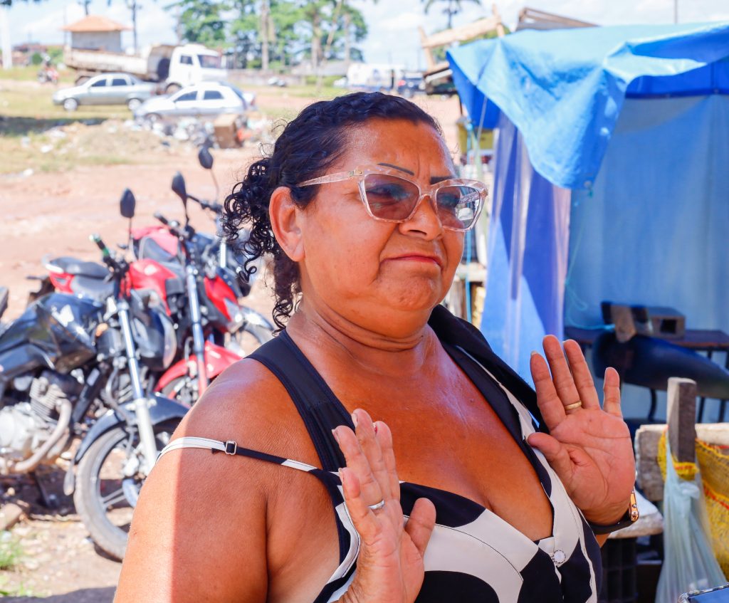 Há mais de dez anos, Ivanilde dos Santos, 54, trabalha com vendas na área do trapiche de Icoaraci. Ela conta que está na expectativa que o espaço seja liberado e possa ver melhorias no lugar.