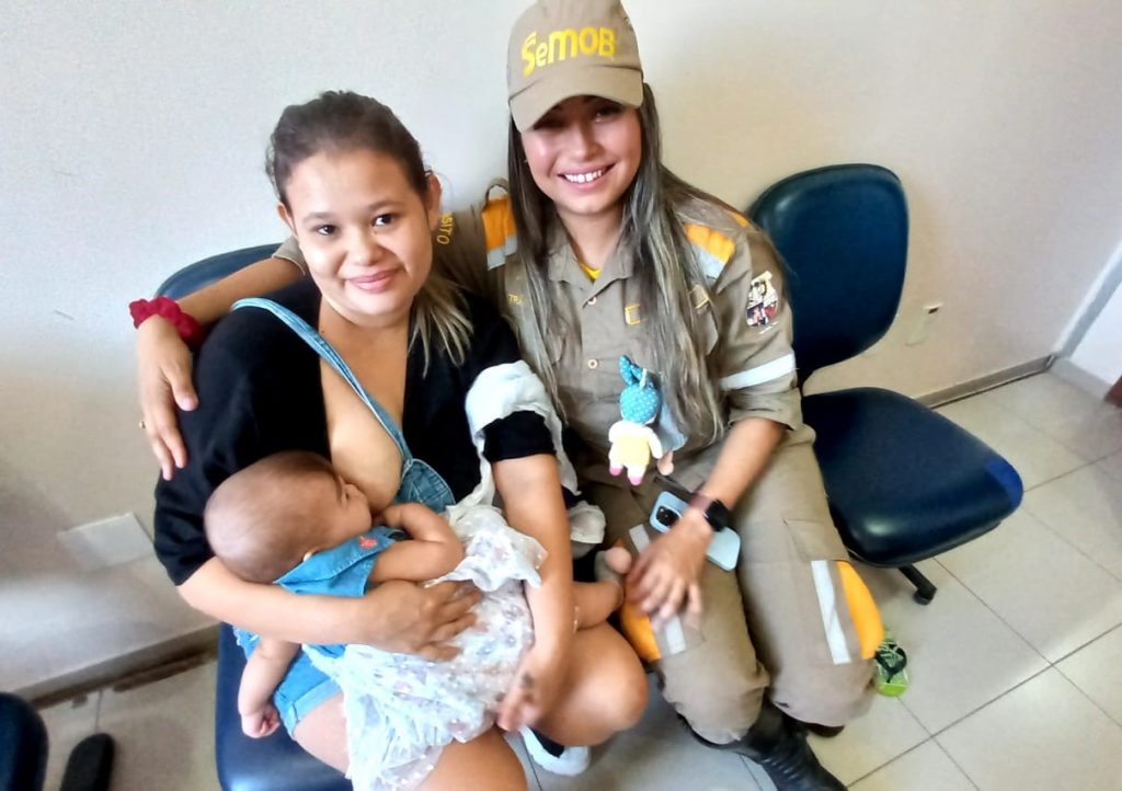 Reencontro de mãe e filha com a agente de trânsito que as ajudou após uma queda