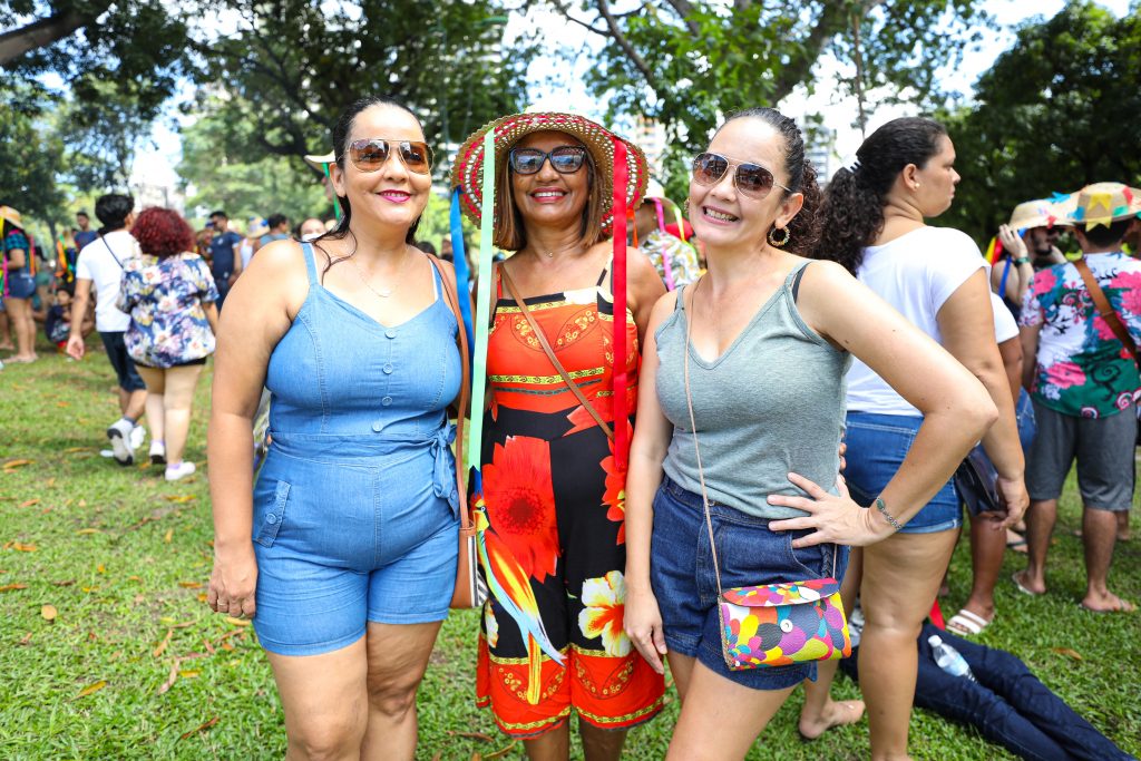 As irmãs Sheila, Benedita e Simone Almeida comemoram o retorno do Arraial do Pavulagem, após dois anos de pandemia da covid-19